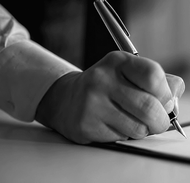 Profesional escribiendo documentos legales